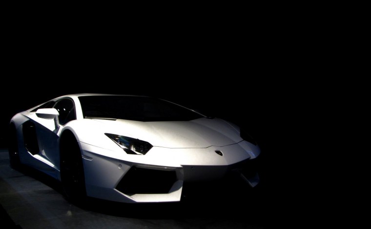 Белая Lamborghini Aventador 700 LP