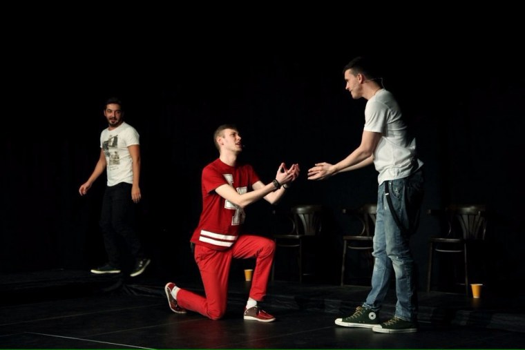 Арсений Попов и Антон Шастун руки