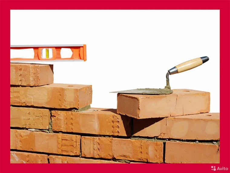 Кирпичная стена стройка