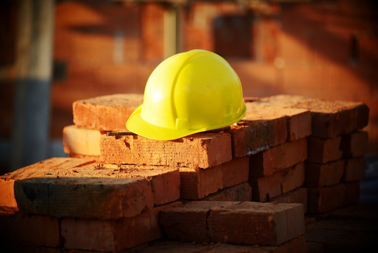 Строительная каска и Мастерок