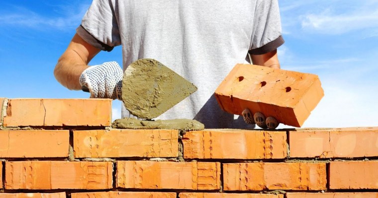 Каменщик кладка кирпича