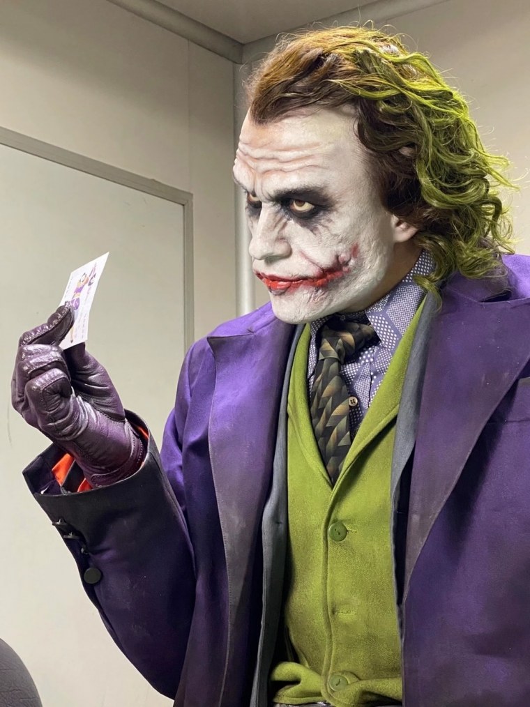 Джокер из Бэтмена актер хит Леджер