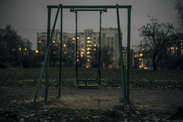 Качели в городе