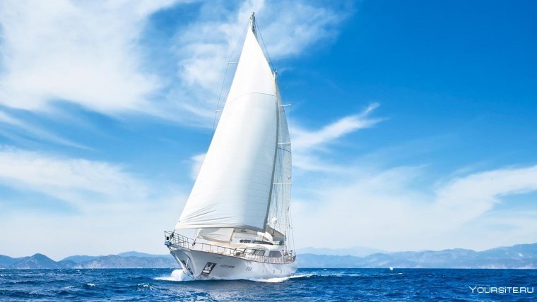 Яхта с белым парусом