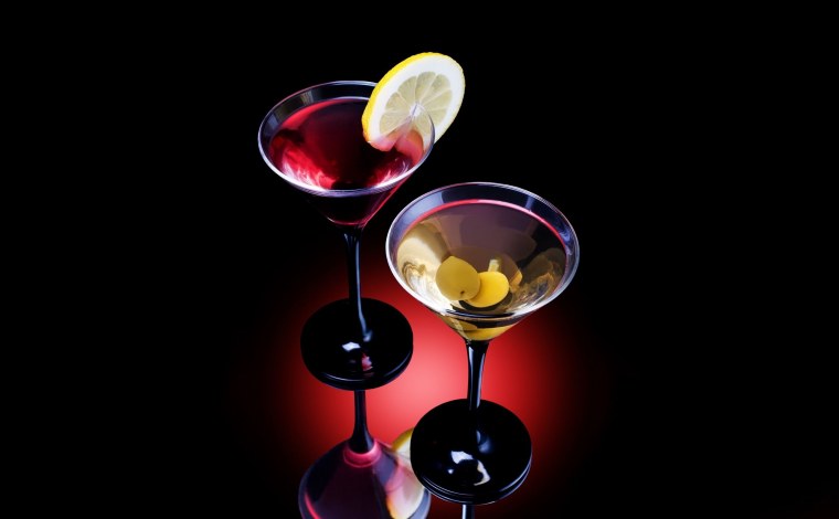 Коктейли на темном фоне
