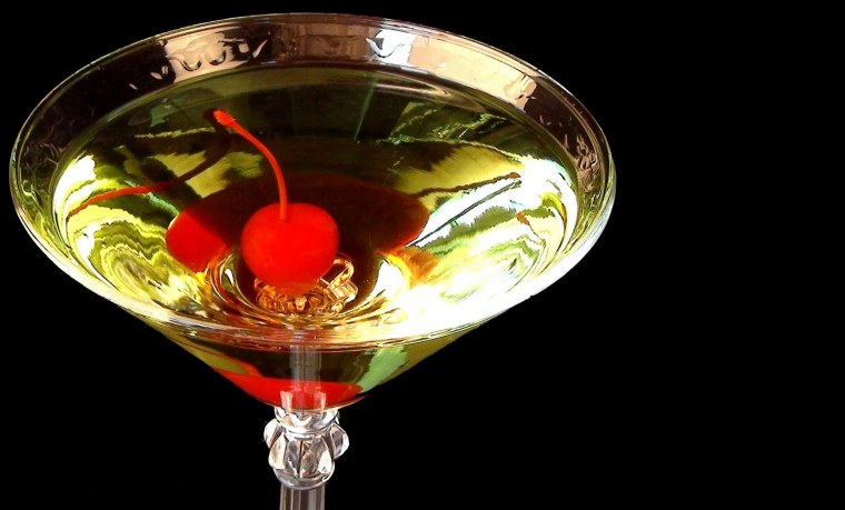 Коктейль в большом бокале