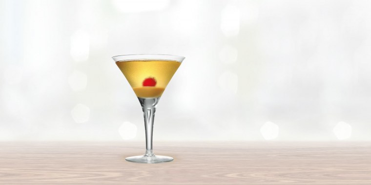 Бокал мартини на красивом фоне