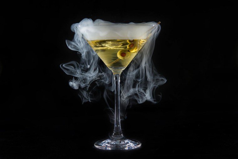 Коктейли на темном фоне