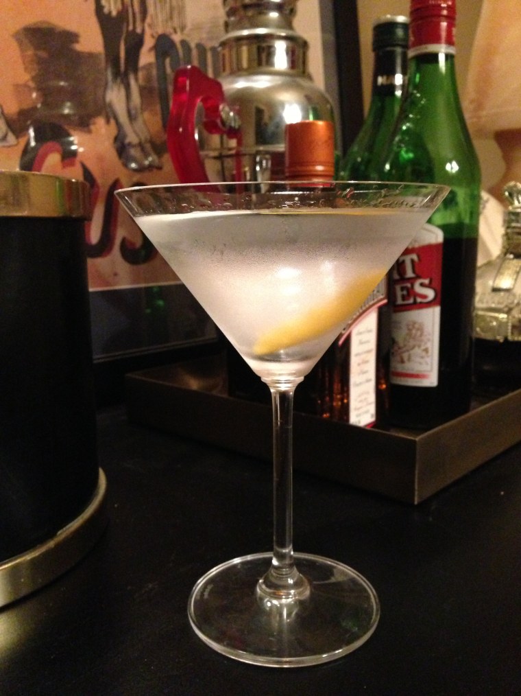 Бокал мартини в руке