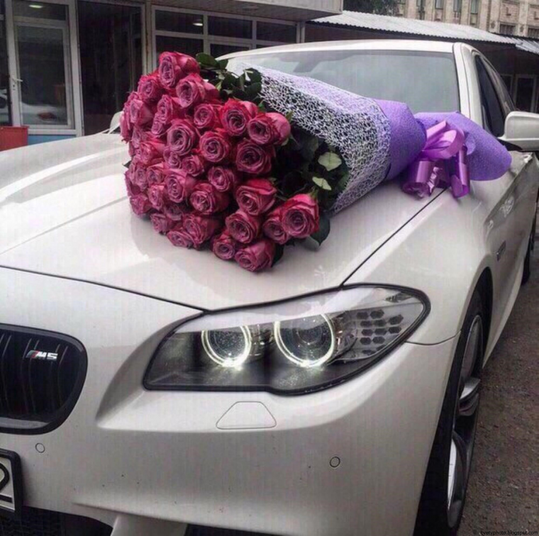 Букет на капоте машины