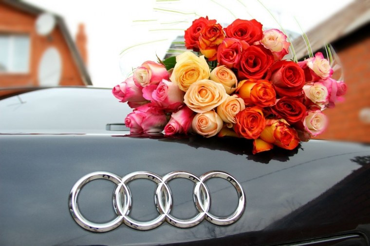 Букет в машине Ауди