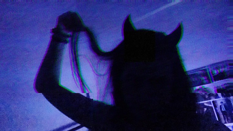 Девушка с рожками в темноте