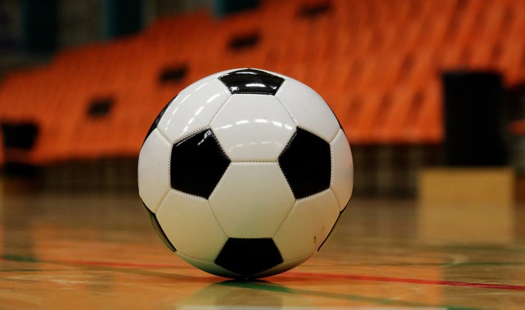 Мини футбол мяч в воротах