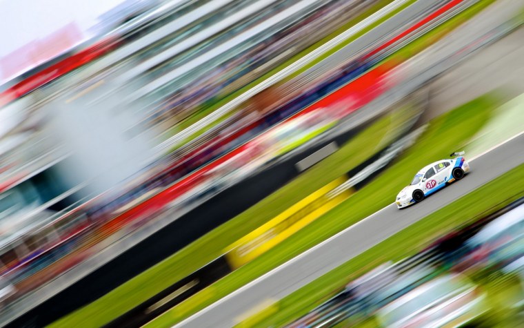 Гоночная машина на скорости