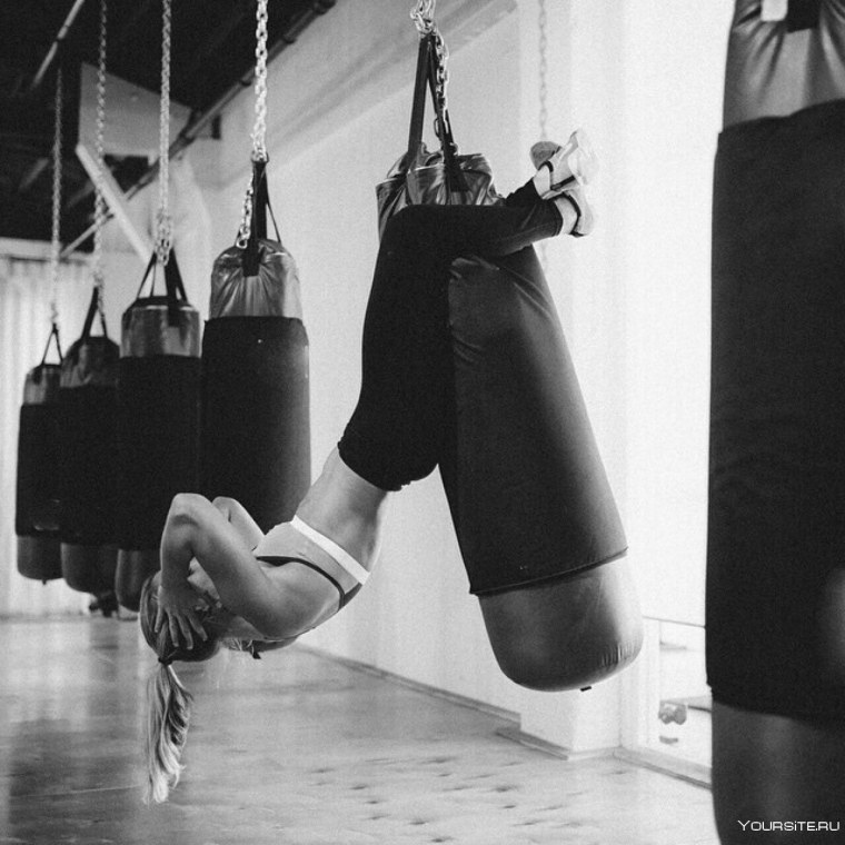 Девушка с боксерской грушей