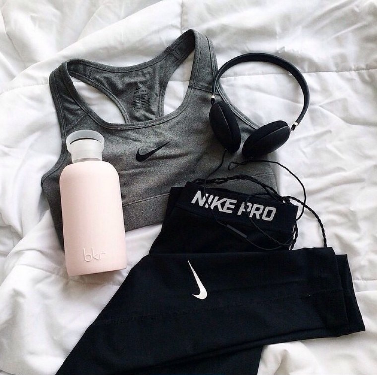 Эстетика спортивной одежды девушки