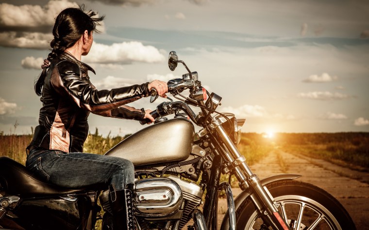 Девушка на мотоцикле