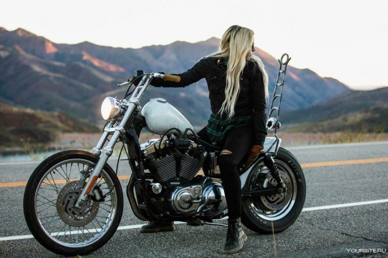 Девушка на Харлее