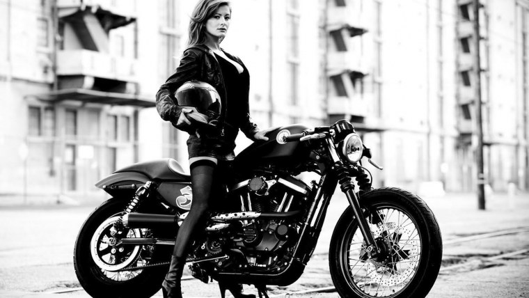 Девушка на черном мотоцикле