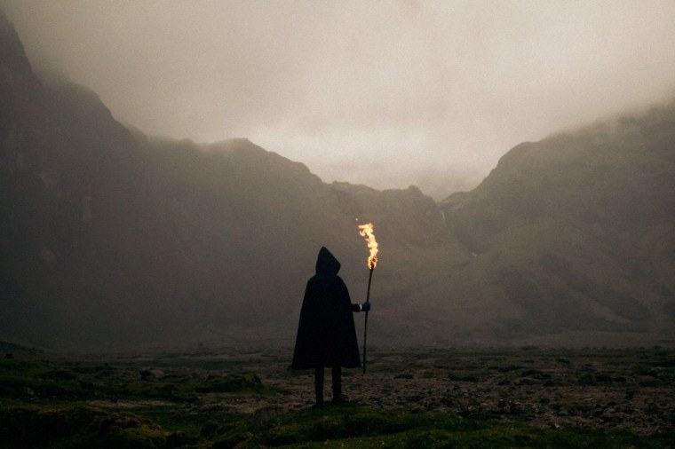 Путник в капюшоне