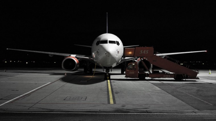 Самолет на темном фоне