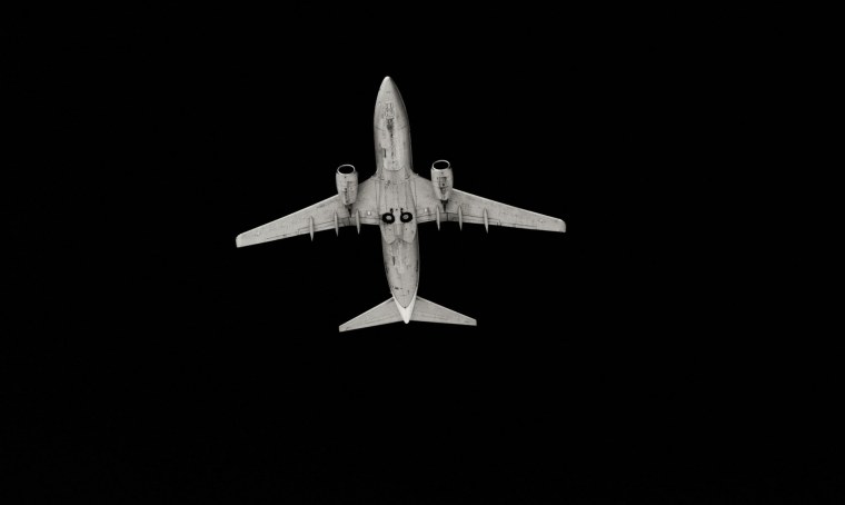 Самолетик на черном фоне