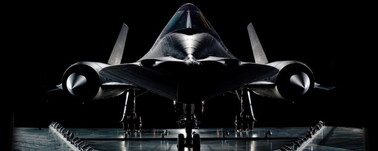 Самолет на темном фоне