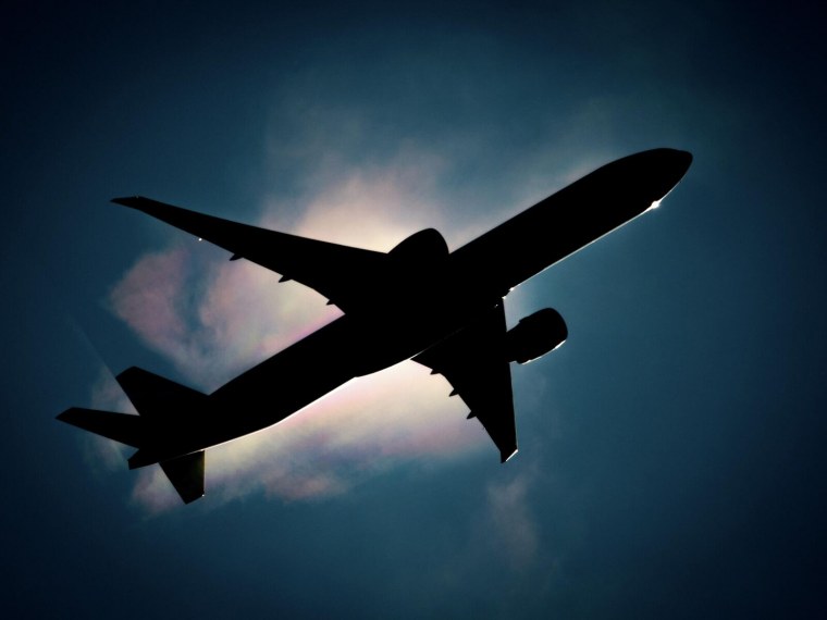 Самолет на сером фоне