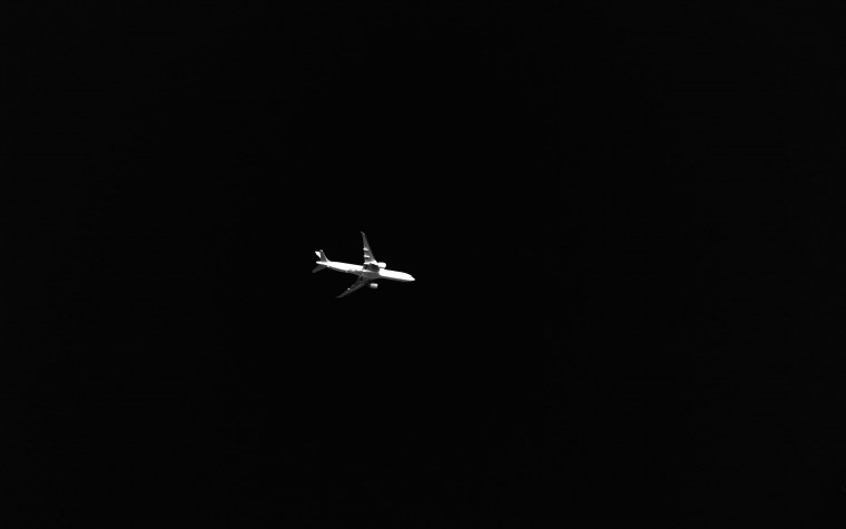 Самолёь на чёрном фоне