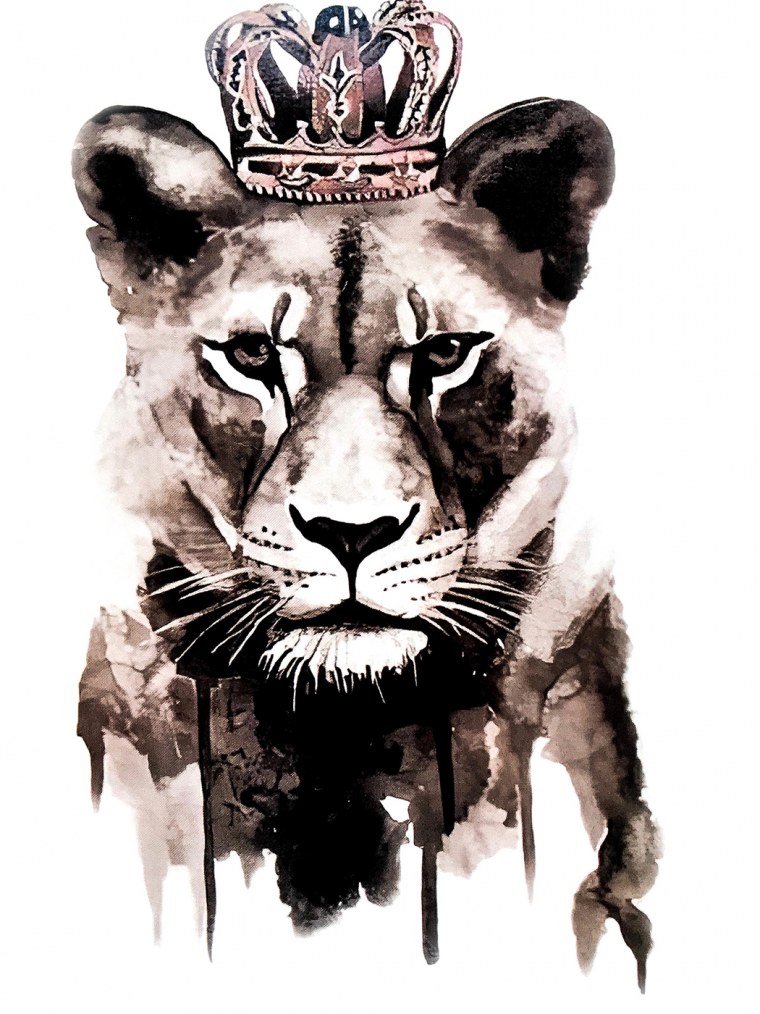 Львица с короной на голове