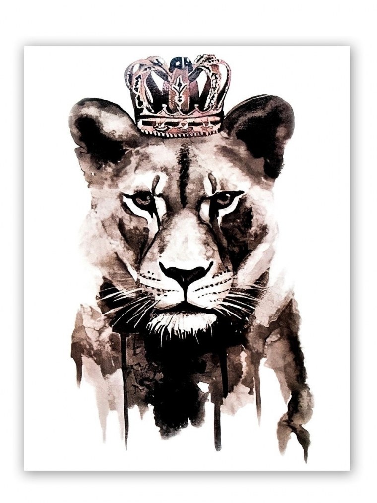 Львица с короной на голове