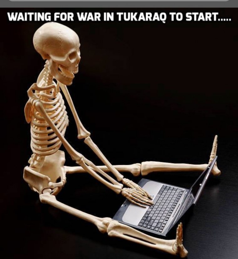 Скелет сидит