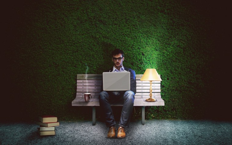 Человек с ноутбуком