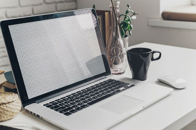 Ноут на столе