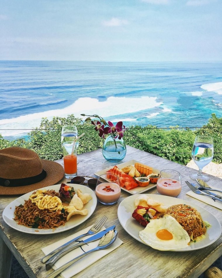 Кофе на террасе с видом на море