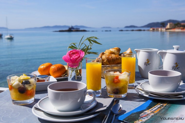 Чашка кофе с видом на море