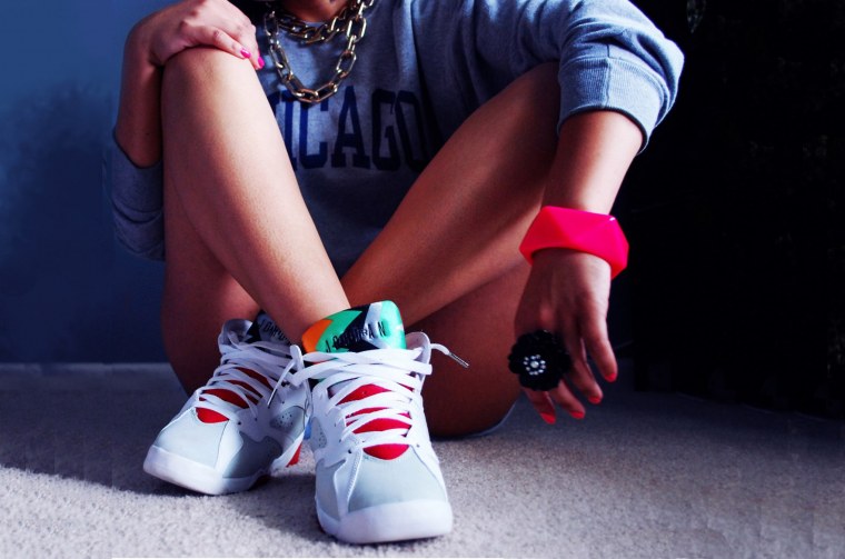 Ноги девушки в кроссовках