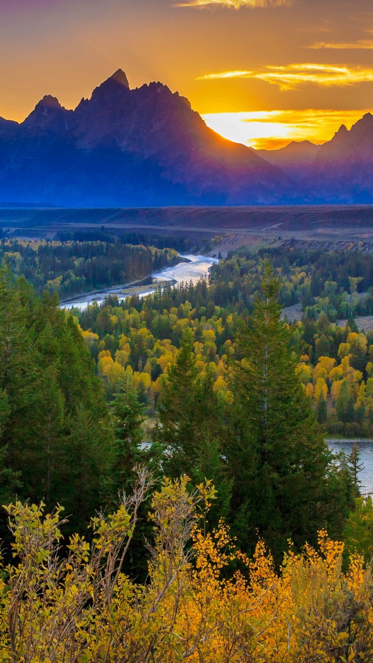 Красивый закат в горах