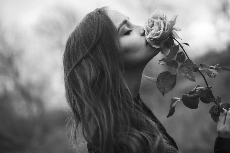 Грустная девушка с цветами