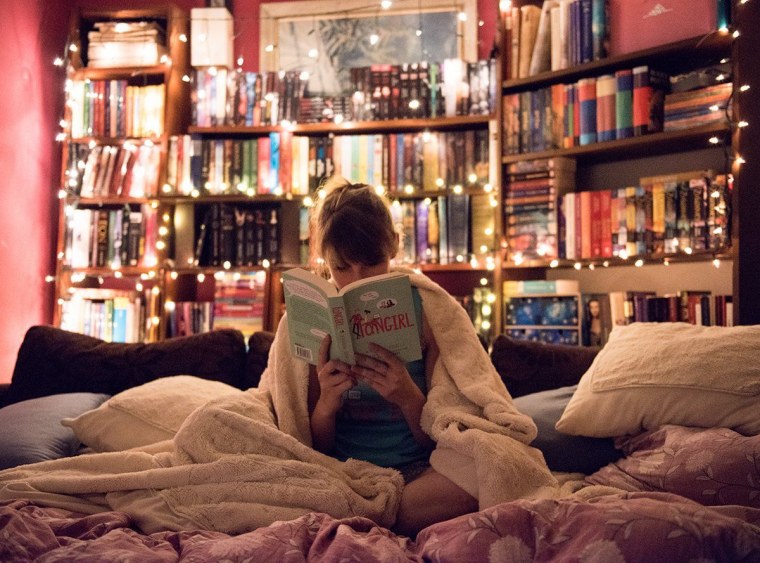 Уютная комната с книгами