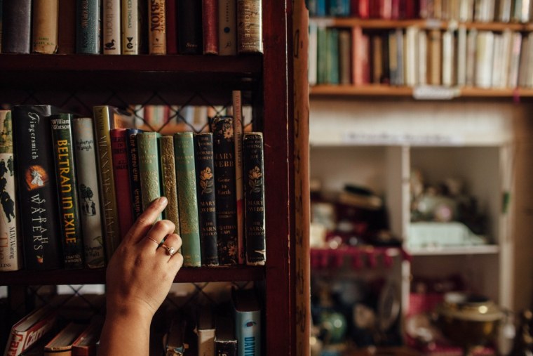 Книжная полка с книгами