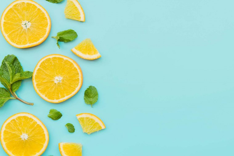 Лимоны на бирюзовом фоне