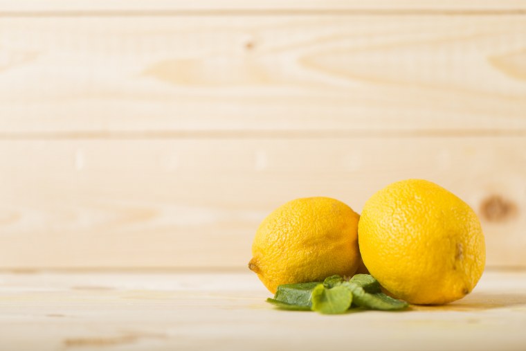 Лимон на желтом фоне