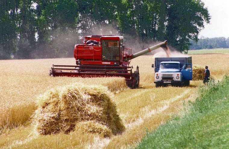 Комбайн в поле