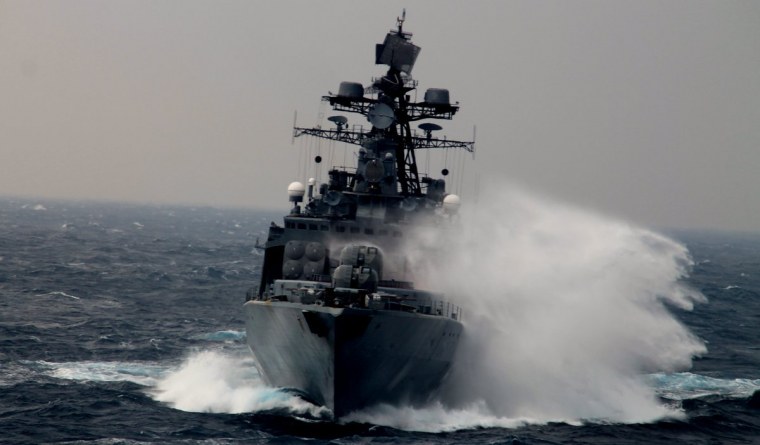 Военный корабль в море