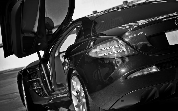 Черный и белый автомобиль