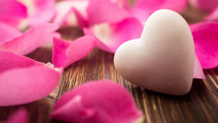 Красивые лепестки роз