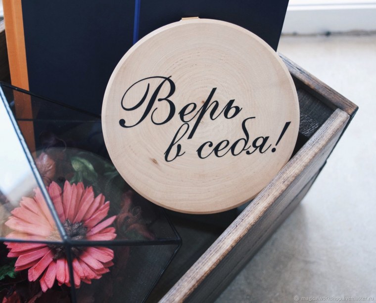 Надписи на спиле дерева