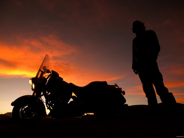 Мотоциклист на закате