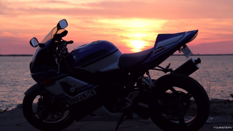 Мотоцикл на фоне заката